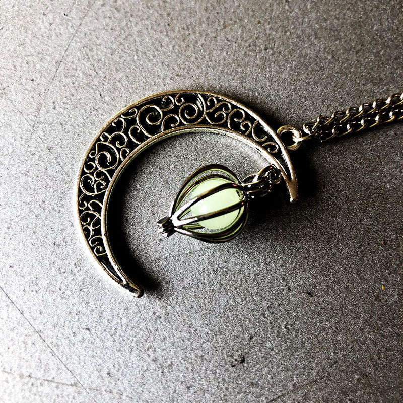 Collar con colgante de cuentas luminosas con forma de jaula de pájaros y corazón de luna hueca de aleación al por mayor